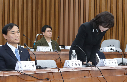 사과 인사하는 조윤선       (서울=연합뉴스) 배재만 기자 = 9일 오전 국회에서 열린 박근혜 정부의 최순실 등 민간인에 의한 국정농단 의혹사건 진상규명을 위한 국정조사 7차 청문회에서 조윤선 문화체육부 장관이 사과 인사하고 있다.      조 장관은 이날 청문회에 증인으로 채택됐으나 불출석 사유서를 냈다. 이에 국조특위는 조 장관 등에 대한 동행명령장을 발부했다. 2017.1.9      scoop@yna.co.kr  (끝)